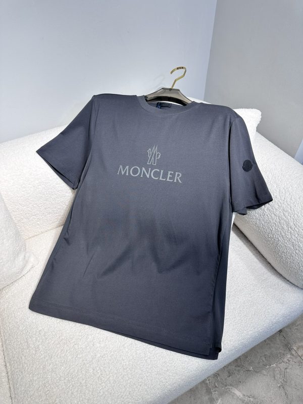 Moncler Mengkou Men and women with the same style couples spring and summer latest counters with the same style, trendy brand logo casual short-sleeved T-shirt