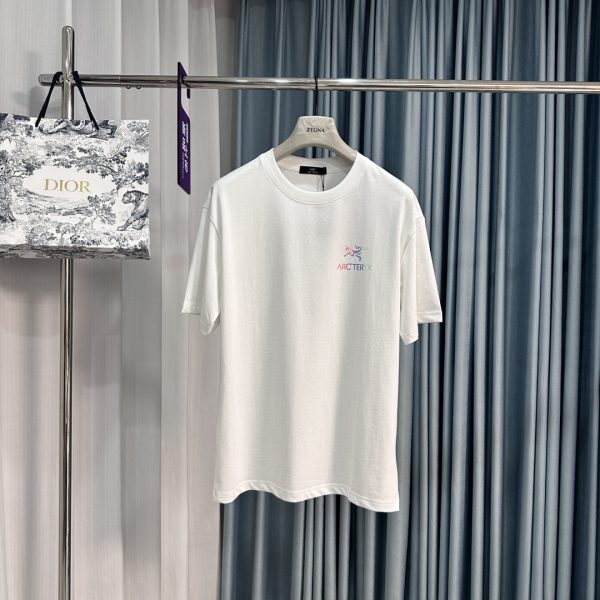 Arcteryx bird house arcteryx classic logo short sleeve has become popular. After a year, it is the most popular outdoor god in the trend circle.