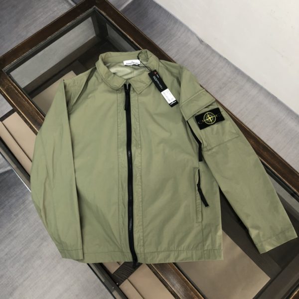 STONE ISLAND Stone Island official website of the same paragraph, a light jacket, the inner fabric has been specially treated, the upper body effect is excellent, and the multi-layered iconic zipper pockets on the sleeves