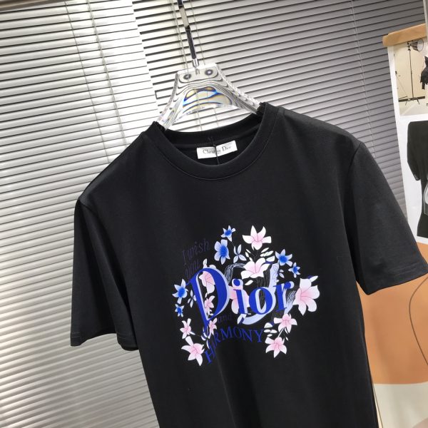 Dior2023 spring and summer men and women of the same style ?round neck short-sleeved T-shirt, Italian original order channel, very personalized and high-end style, logo pattern embossed craft design! Couple style cotton short-sleeved T-shirt - Image 9
