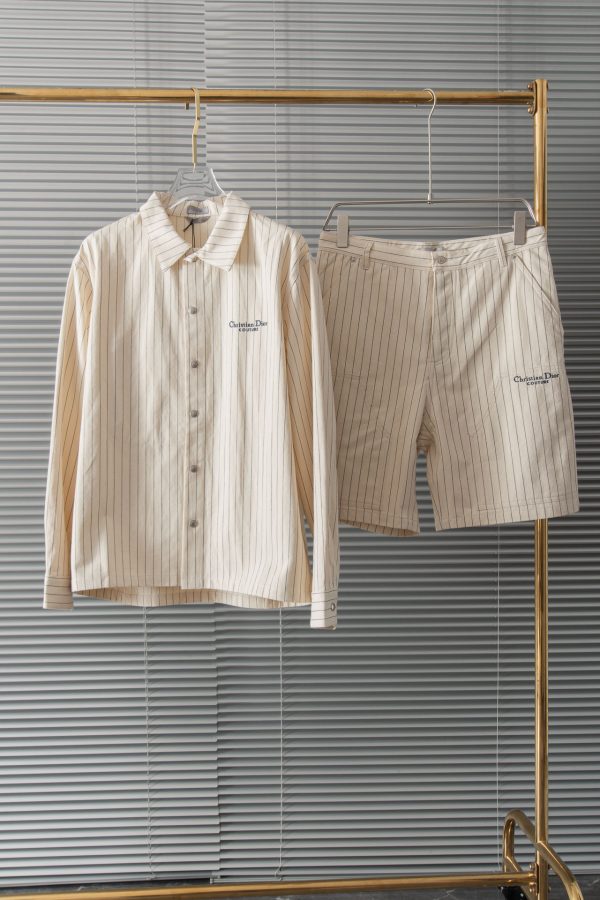Dior/ stripe embroidery apricot jeans! Special counter 7000k to buy the original pattern opening, fixed weaving, fixed dyeing, stripe cycle pure cotton denim denim fabric, the original gray fabric is washed and desizing treatment, and the hand feel is restored to the fabric surface, and the fluffy feeling is super silky - Image 2