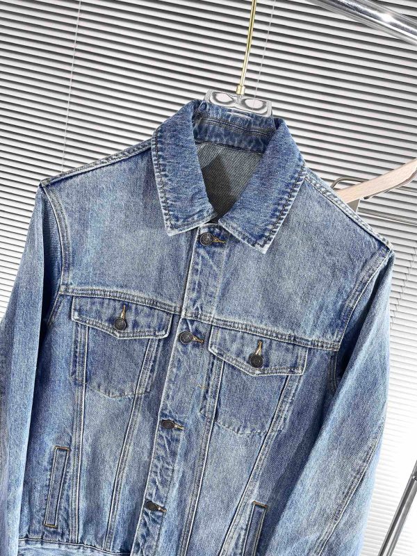 Dior2023SS latest heavy industry denim jacket The upper body reveals the complexion and is suitable for daily use! The high-quality fabrics are integrated with the tailoring design of the body. After the designer's simple embellishment and sublimation design techniques, the iconic trend style captures the hearts of fashionistas. - Image 3