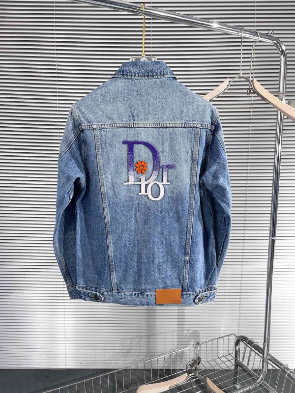 Dior2023SS latest heavy industry denim jacket The upper body reveals the complexion and is suitable for daily use! The high-quality fabrics are integrated with the tailoring design of the body. After the designer's simple embellishment and sublimation design techniques, the iconic trend style captures the hearts of fashionistas. - Image 8