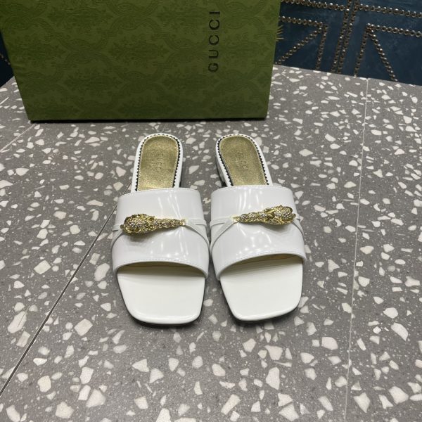 GuccI’s new latest flat heel slippers are gold rhinestone snakehead sandals white