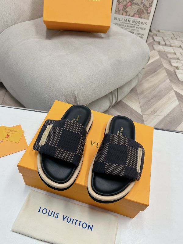 Louis Vuitton couple's counter focuses on the latest denim slippers