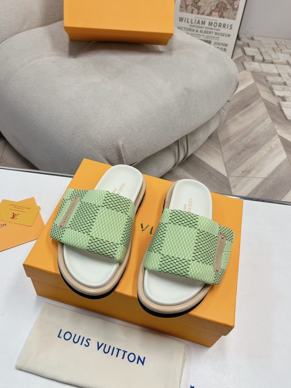 Louis Vuitton couple’s counter focuses on the latest denim slippers green
