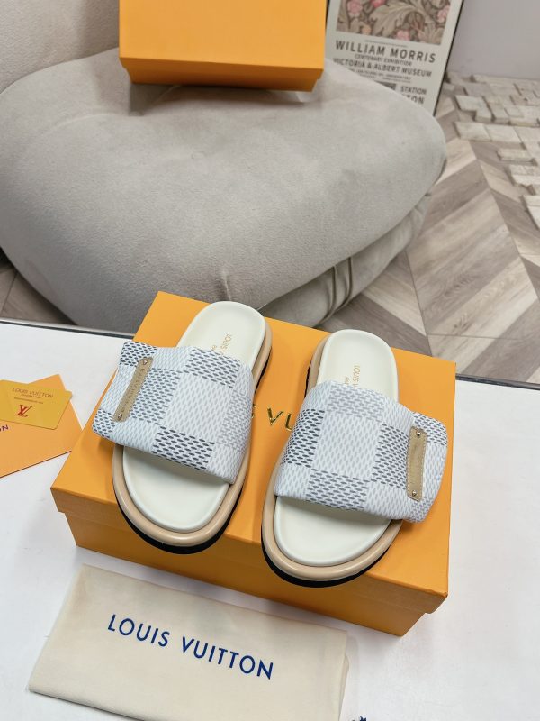 Louis Vuitton couple’s counter focuses on the latest denim slippers B