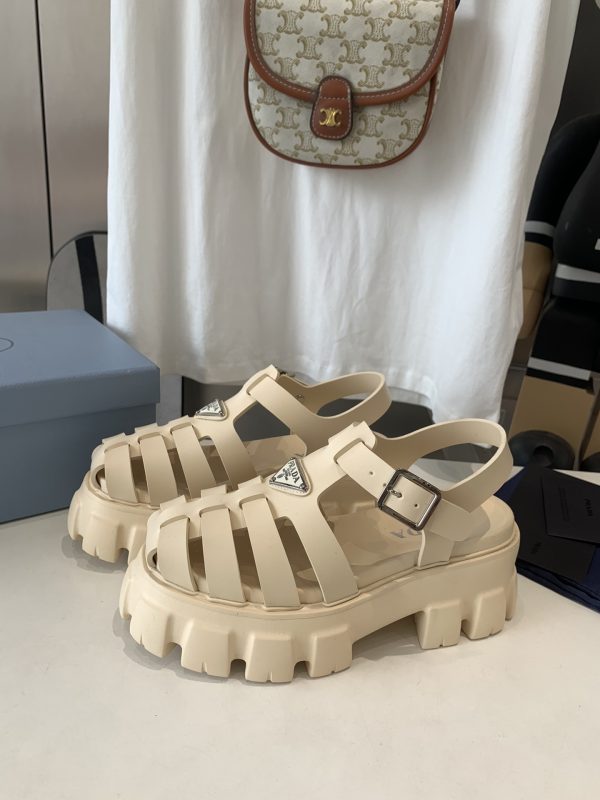 Prada is super hot for the latest spring/summer serrated Roman ultra-light platform sandals F