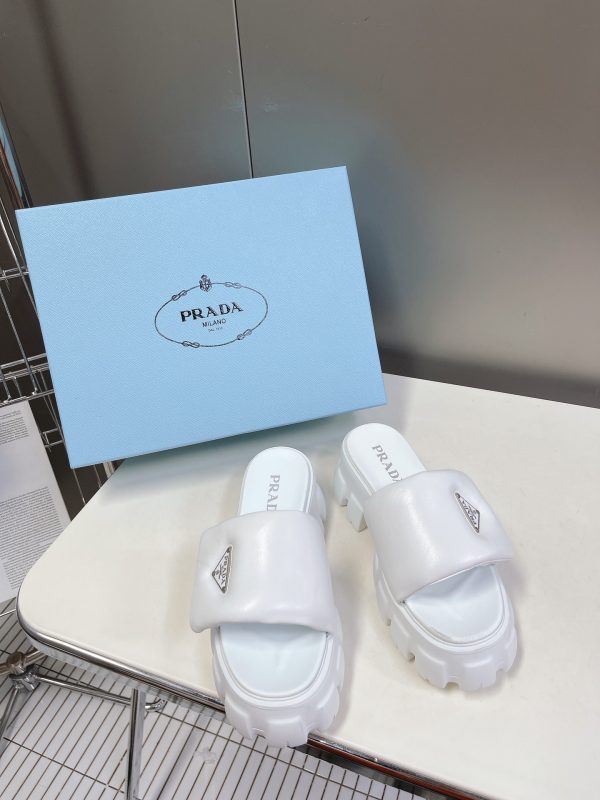 Prada new collection of bread shoes for the summer catwalk is a platform sandal C